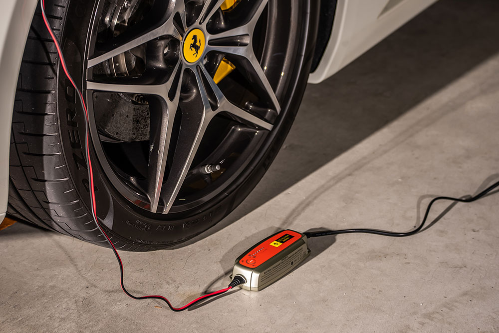 100V電源付き月極駐車場にてバッテリーチャージャーを接続したフェラーリ