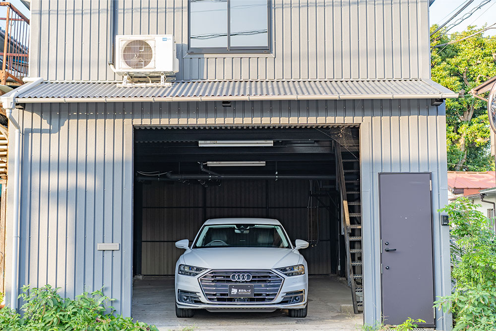神奈川県小田原市寿町の倉庫リノベ型賃貸ガレージハウスに駐車したアウディA8