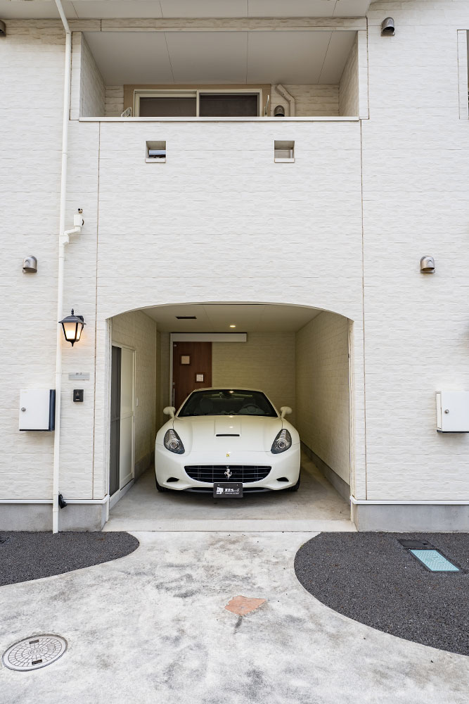 ノヴァンタノーヴェのガレージに駐車したフェラーリ_カリフォルニア