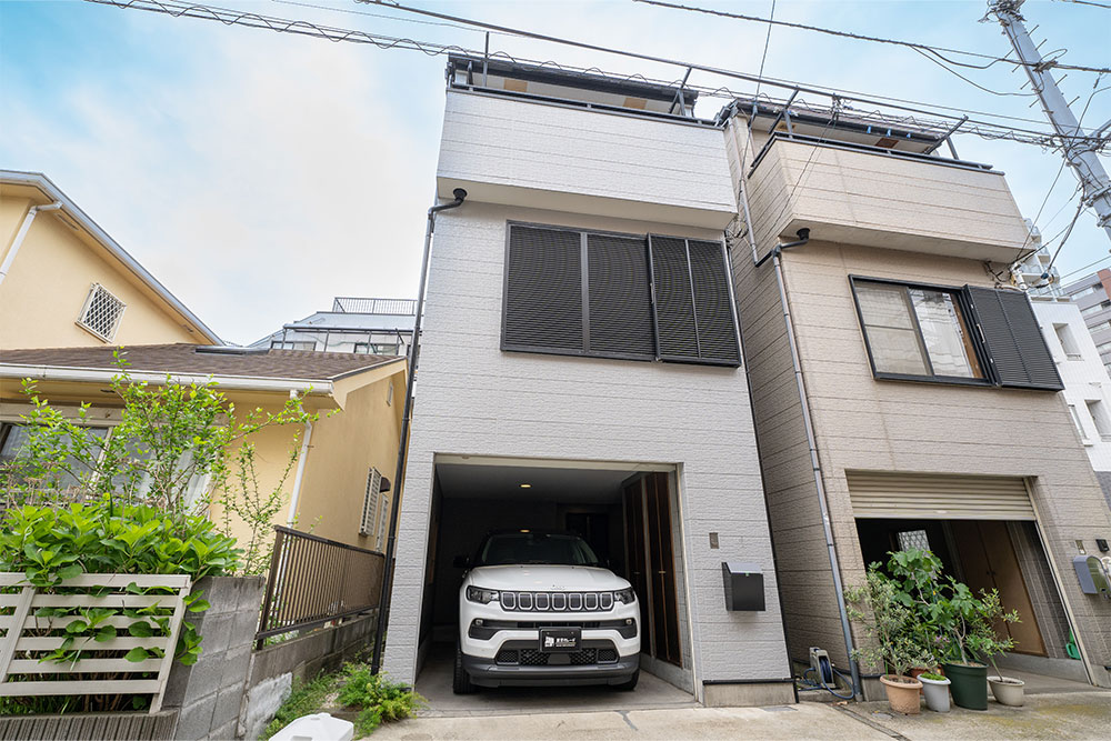 神奈川県藤沢市の中古戸建てガレージハウスに駐車したジープ_コンパス