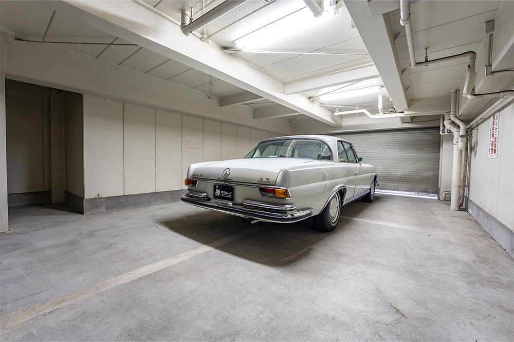 ガレージに駐車したメルセデス・ベンツ280SE 3.5Coupe（W111）