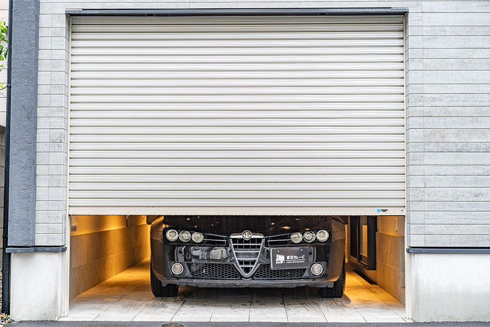 ガレージに駐車したアルファロメオ_159セダン