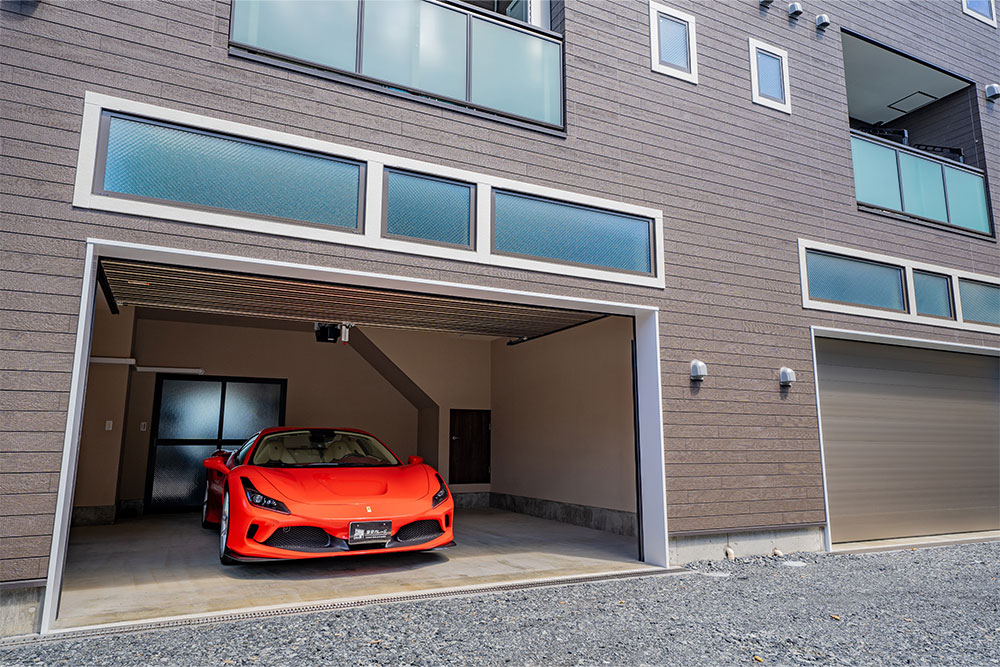ガレージに駐車したフェラーリ_F8スパイダー