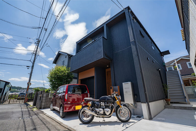 寝室から眺める愛機達｜東京都日野市の賃貸バイクガレージハウス