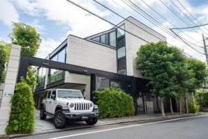 目黒区八雲｜地上3階/地下1階を専有するガレージ付き高級マンション
