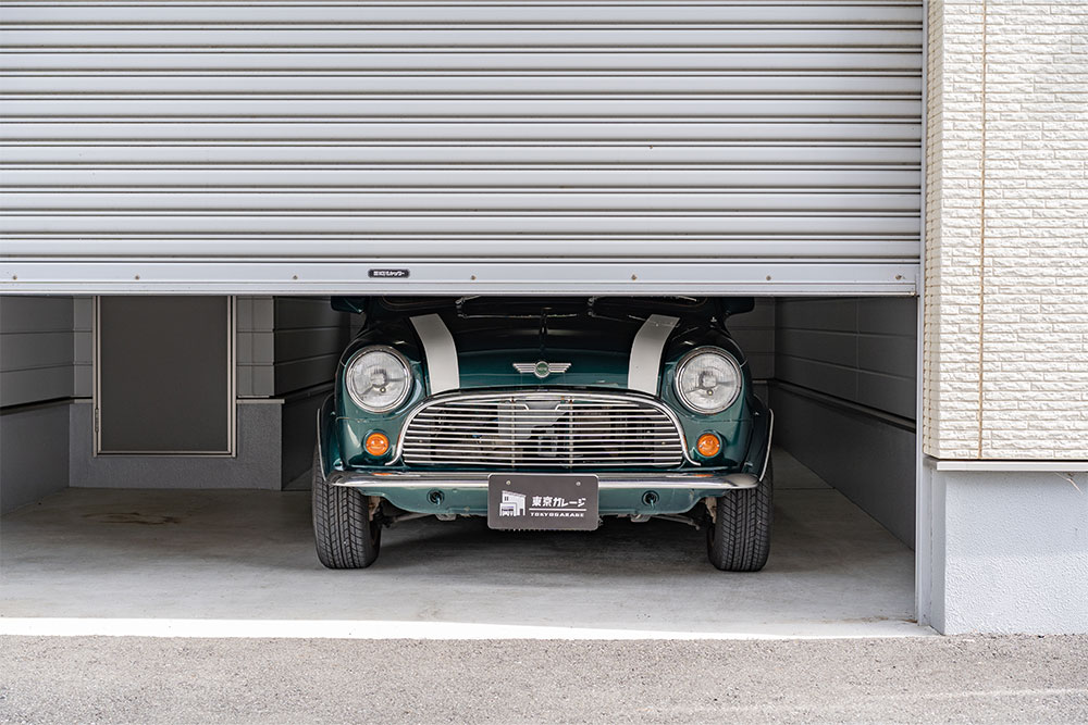 ガレージに駐車したローバーミニ
