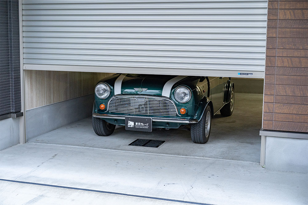 ガレージに駐車したローバーMINI