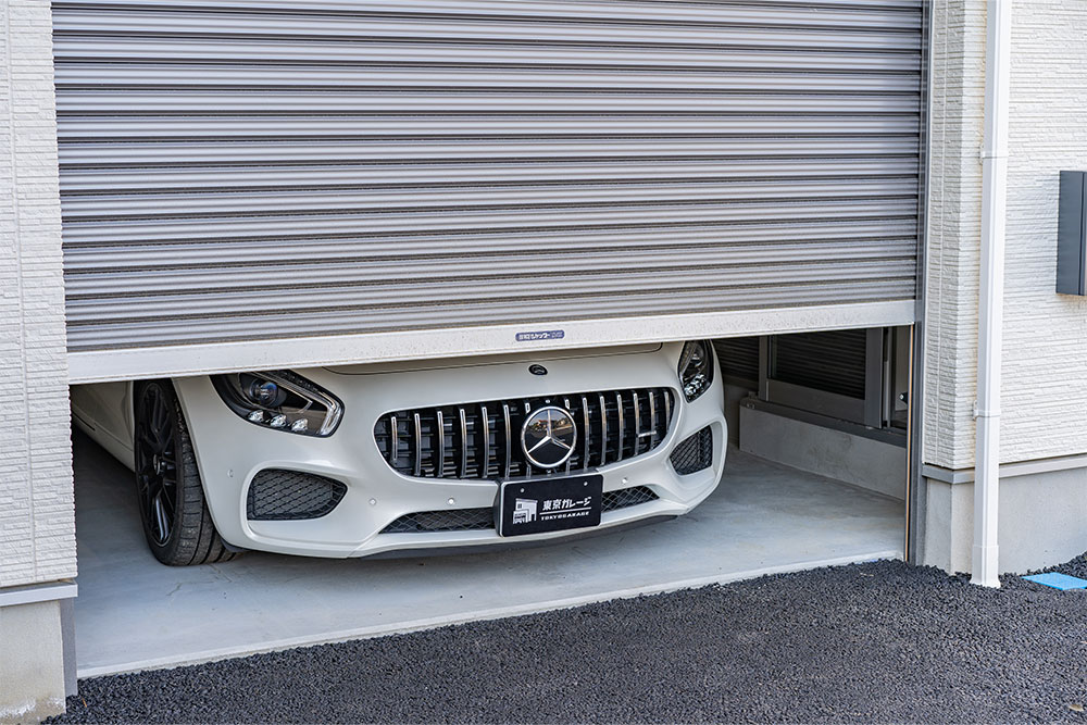 ガレージに駐車したメルセデスベンツ_AMG GT