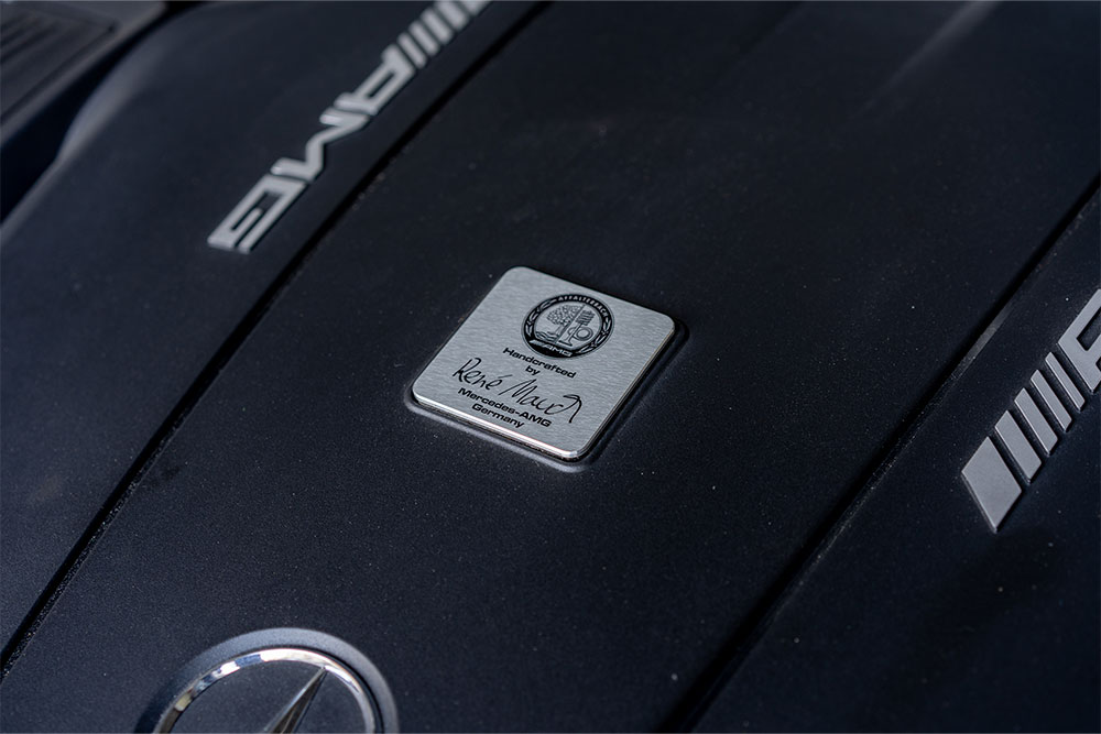 AMGエンジンに貼られたマイスターのサインが刻まれたプレート