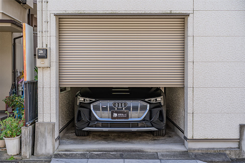 ガレージに駐車したAudi_e-tron Sportback