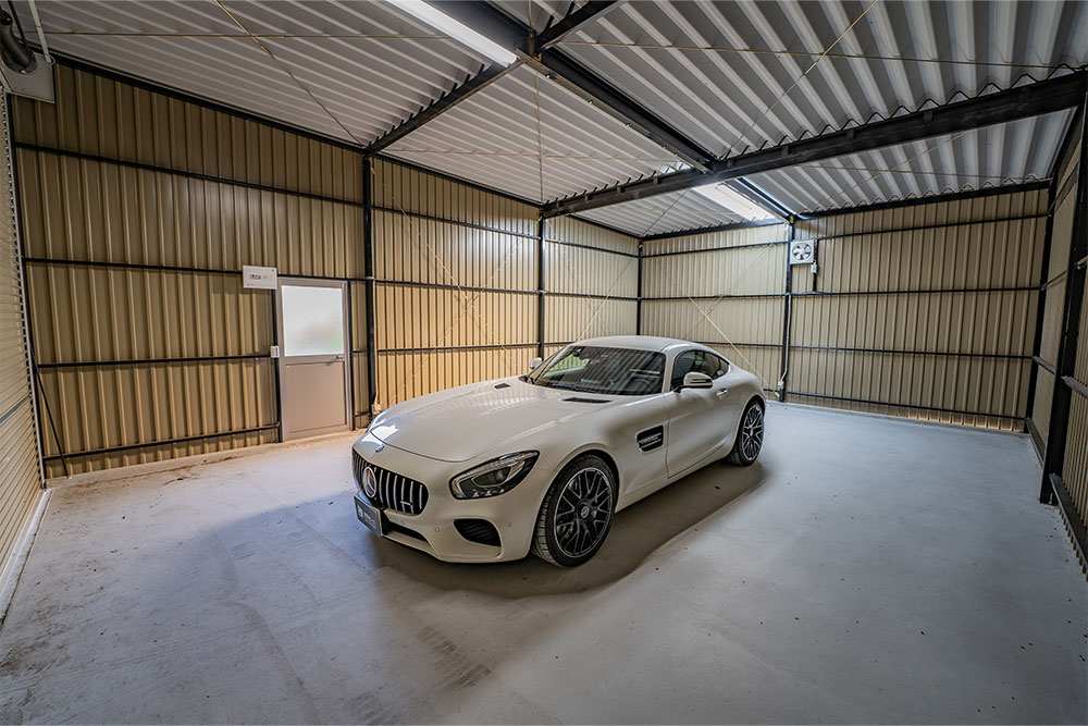 ガレージに駐車したメルセデスベンツ_AMG GT
