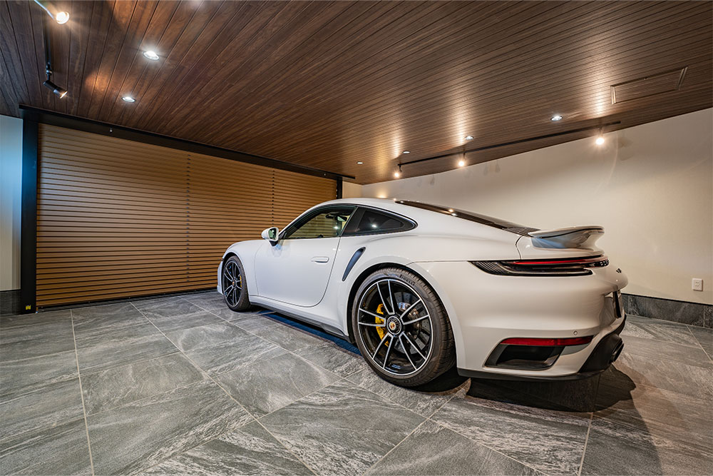 D号室のガレージに駐車したポルシェ_911ターボS