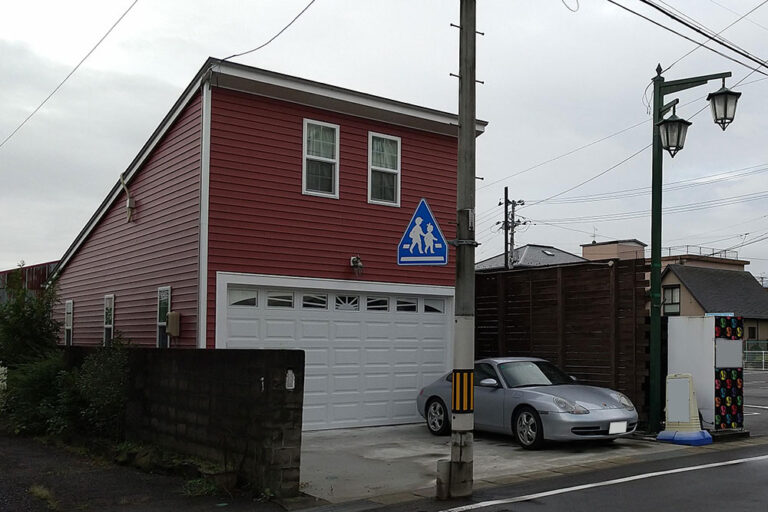 ロフト＆トイレを備えた3台ガレージ｜福島市飯坂町