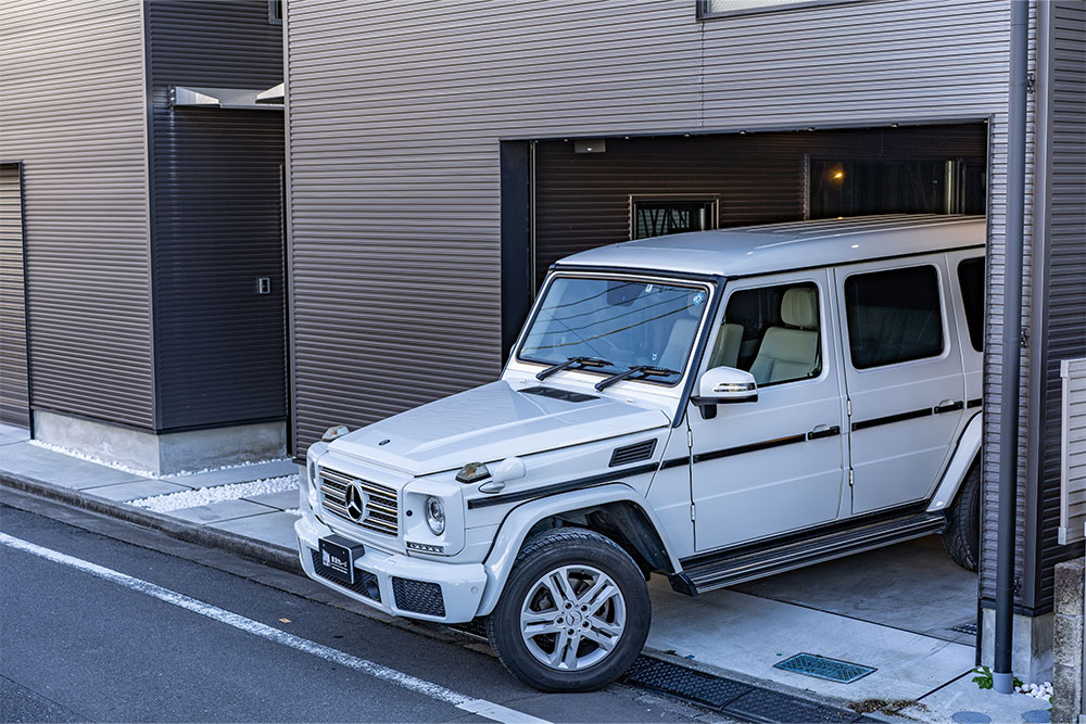 ガレージを出発するメルセデスベンツ_G350d