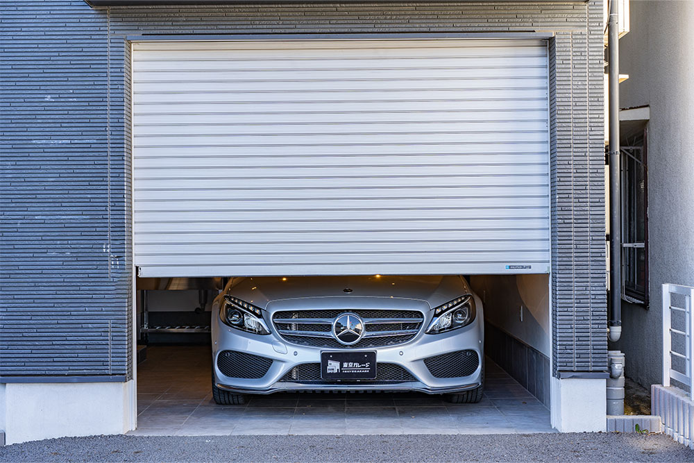 ガレージに駐車したメルセデスベンツ_Cクラス