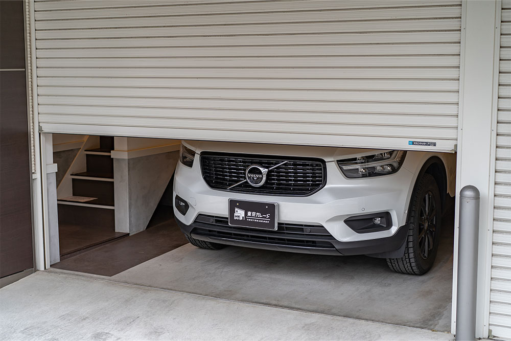 ガレージに駐車したボルボ_XC40