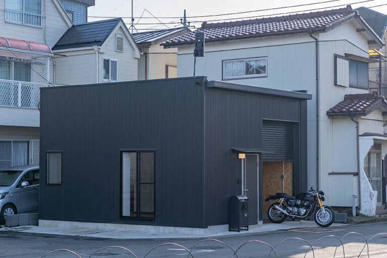 角地に建つ小さな平屋バイクガレージハウス｜埼玉県川越市