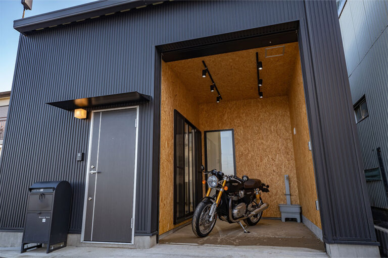 角地に建つ小さな平屋バイクガレージハウス|埼玉県川越市