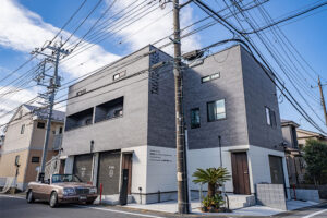 吉川駅 徒歩9分｜中川沿いの住宅街に佇む3戸構成のガレージハウス