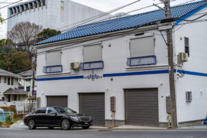 横浜市旭区｜3方向を小川に囲まれたガレージ付きアパートメント