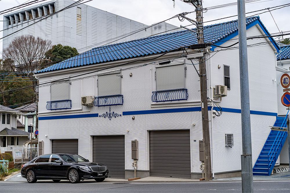 神奈川県横浜市旭区白根のガレージ付きアパートメント「ラフィネ西谷」とメルセデス・マイバッハ