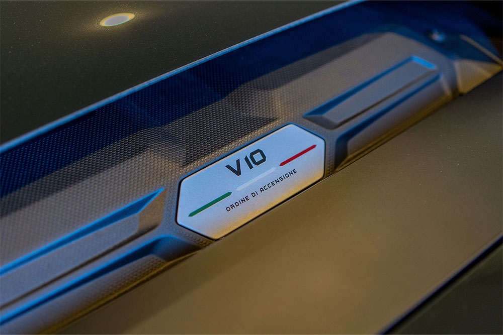 Lamborghini Huracán EVOのV10エンジンのプレート