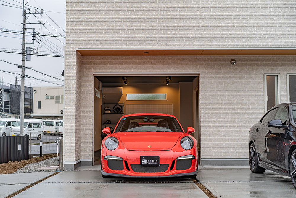 ガレージを出発するポルシェ_911 GT3