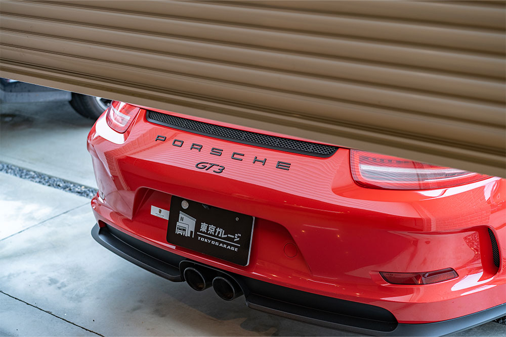 ガレージを出発するポルシェ_911 GT3