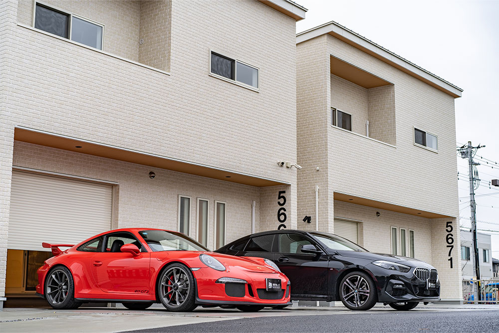 屋外スペースに駐車したBMW_2シリーズとポルシェ_911 GT3