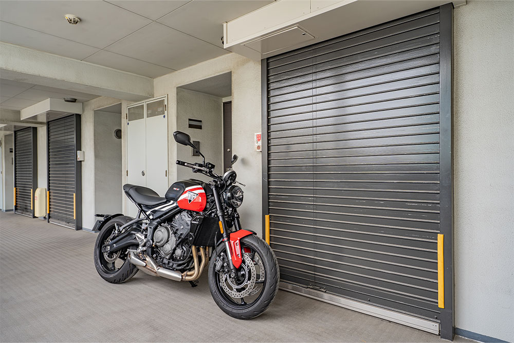 301号室のガレージとTriumph_ Trident660