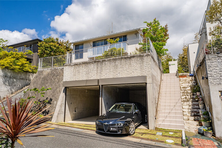 鎌倉山の高台に建つオーシャンビューな邸宅｜2台駐車のRC造ガレージ
