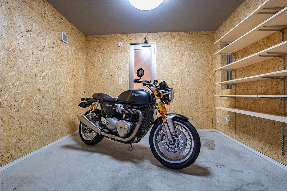 建物裏手に備わるバイクガレージ