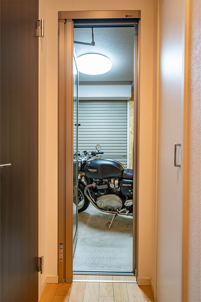 室内から見たバイクガレージ