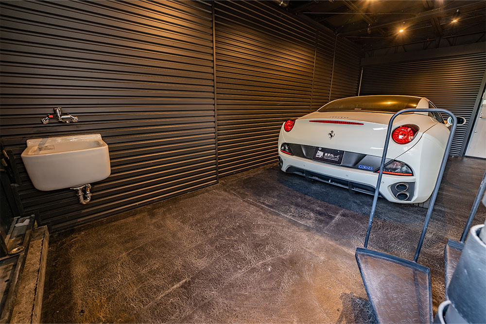 ガレージに駐車したフェラーリ_カリフォルニア