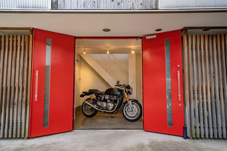 二子新地駅 徒歩11分｜観音開きドアを備えたバイクガレージハウス