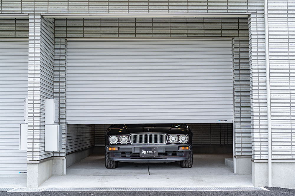 ガレージに駐車したジャガー_XJ