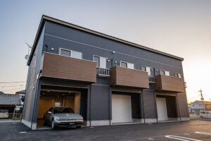土浦駅1.8km｜静かな住宅地に建つ3戸構成の賃貸ガレージハウス