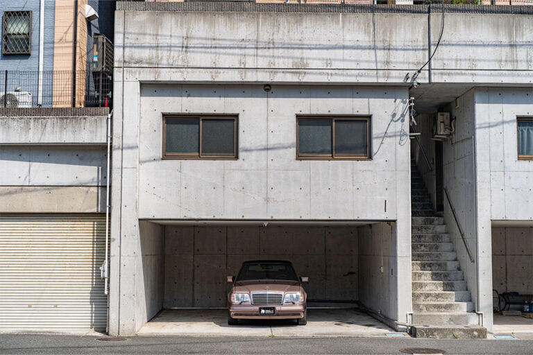 ＜4LDK/並列2台+事務所＞横須賀市のガレージ付き中古戸建て