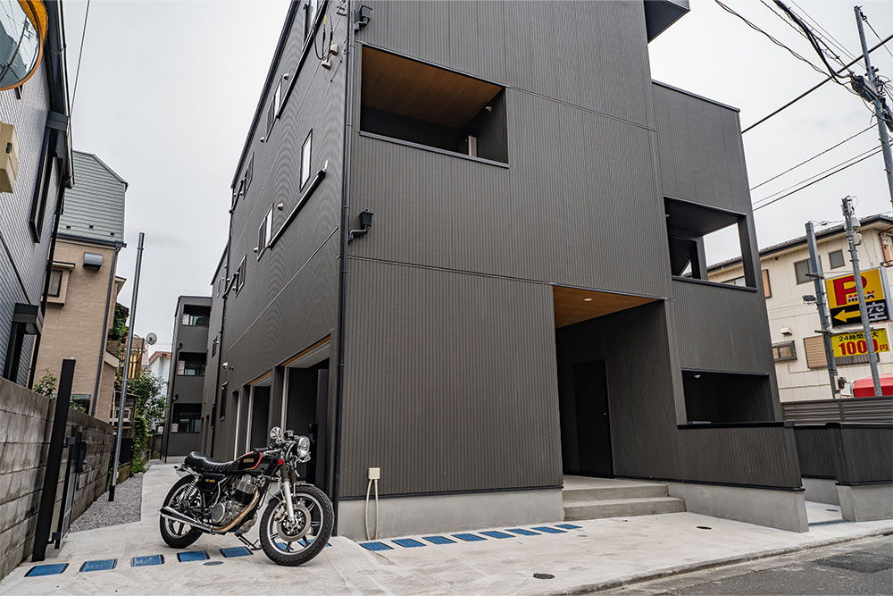 東京都調布市多摩川のバイクガレージハウス「SCENE+京王多摩川」とYAMAHA_SR400