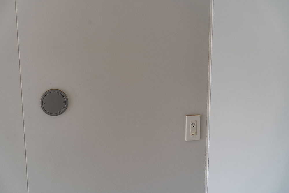 エアコン設置用の電源と配管穴