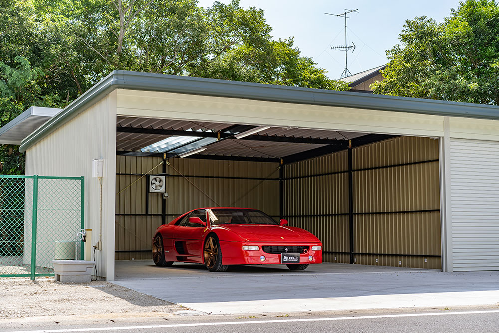 ガレージに駐車したフェラーリ348（F355仕様）