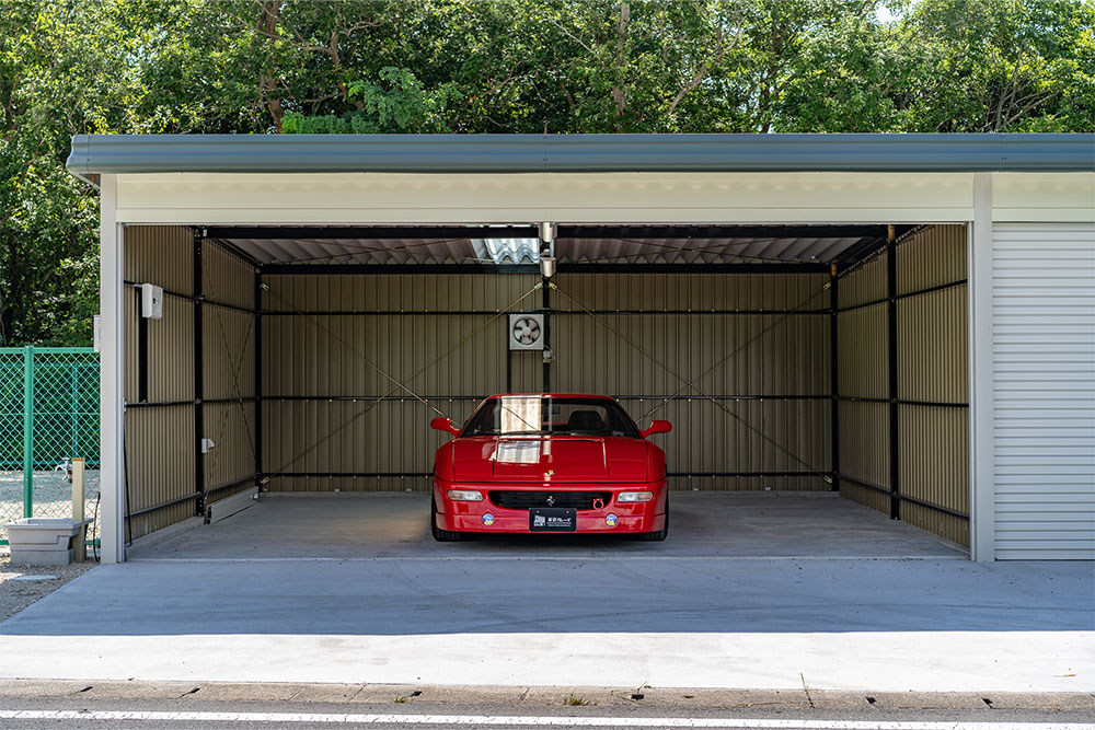 ガレージに駐車したフェラーリ348（F355仕様）