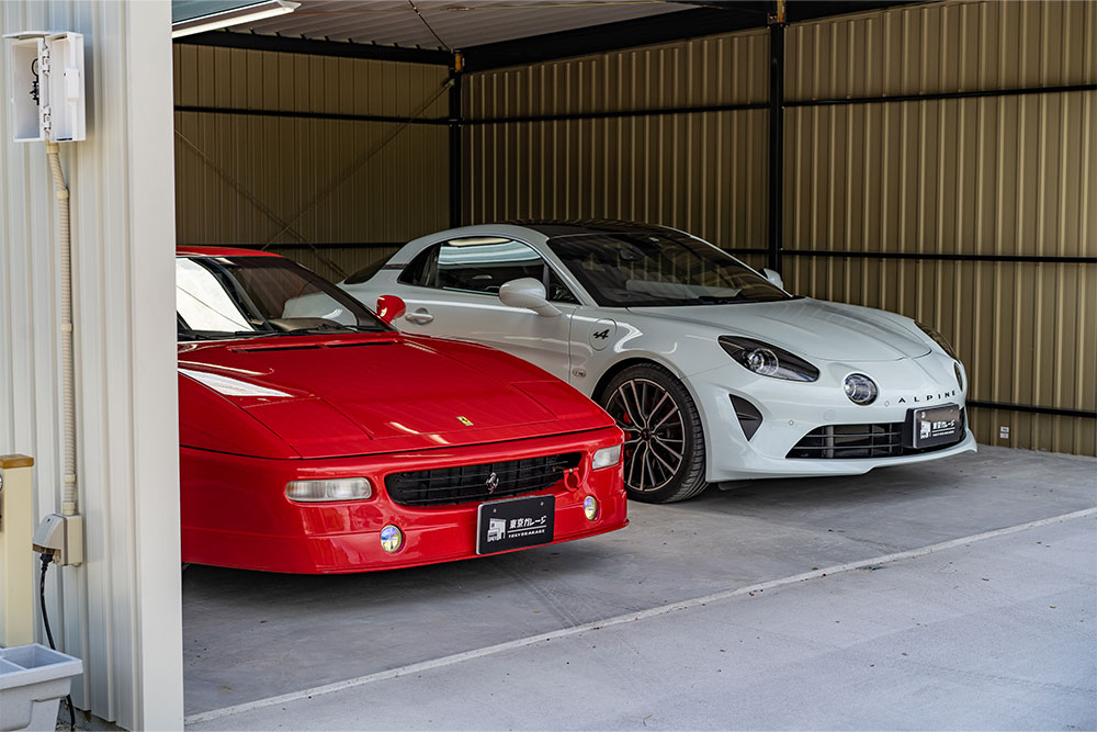 ガレージに駐車したフェラーリ348とアルピーヌA110S