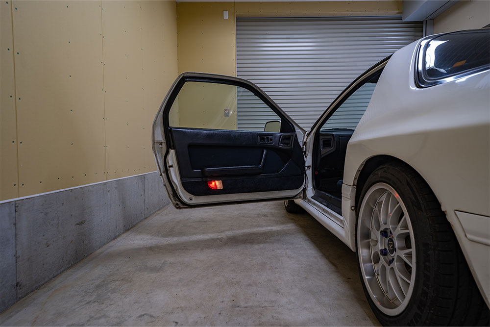 ガレージ内でドアを開いたRX-7（FC3S）