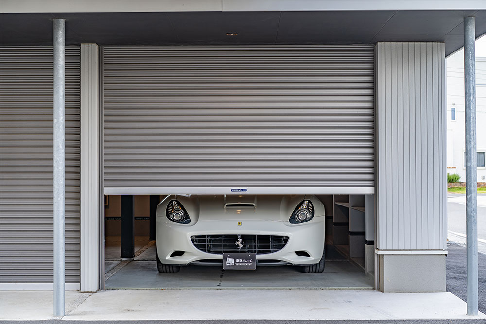 ガレージに駐車したフェラーリ_カリフォルニア