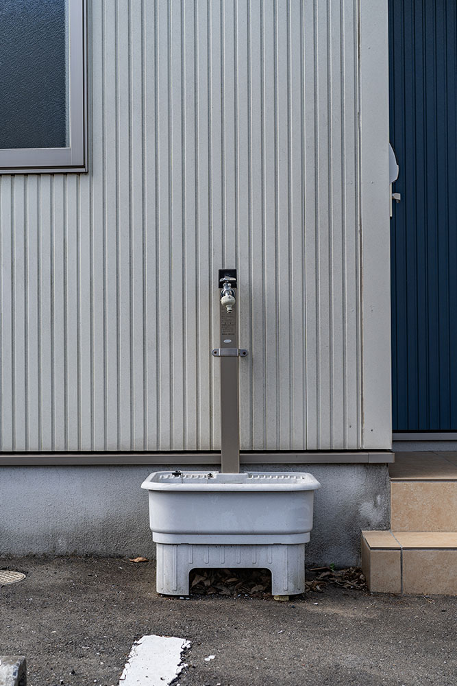 屋外に設置された立水栓