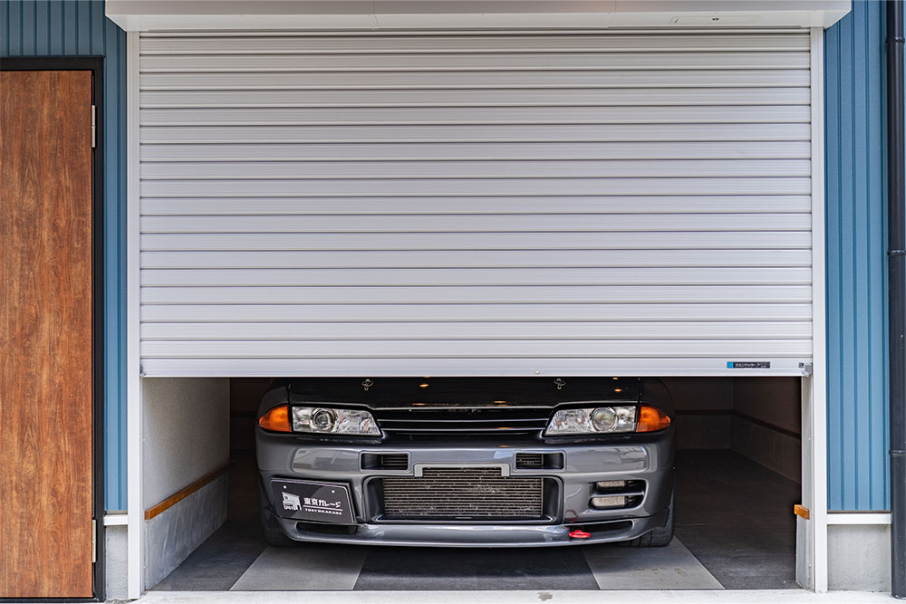 ガレージに駐車したスカイラインGT-R NISMO