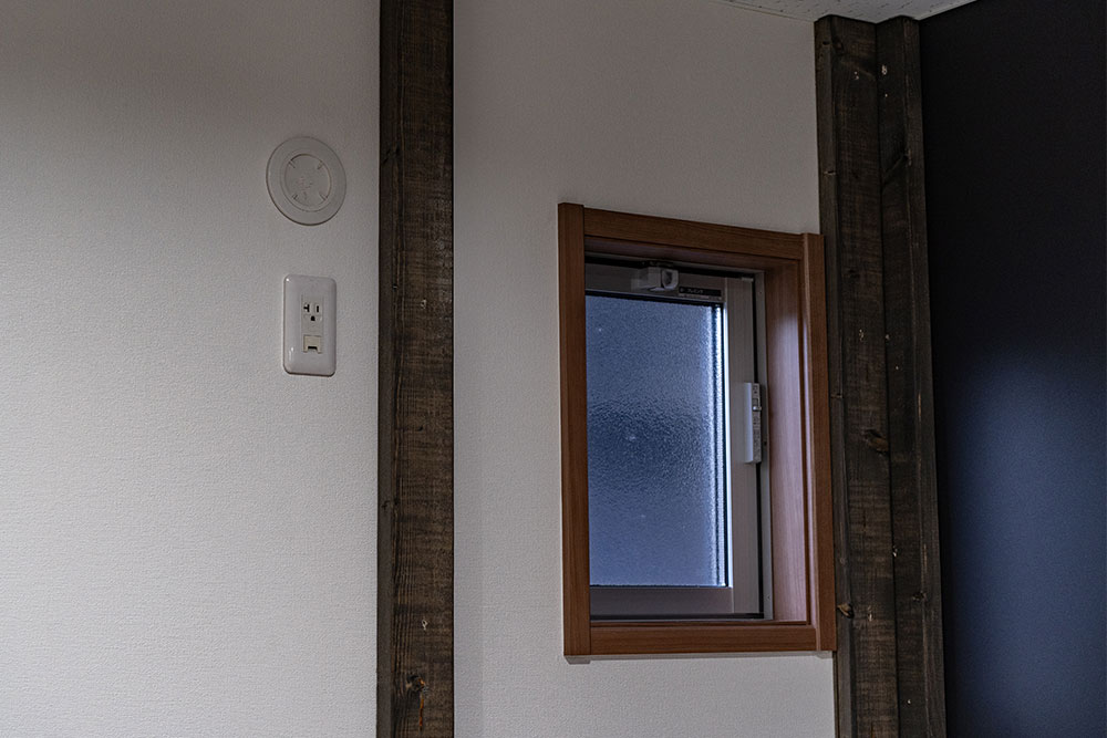 窓とエアコン用の電源
