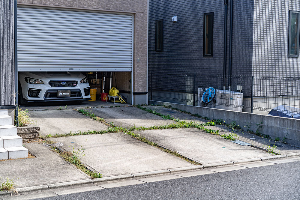 ガレージ前の屋外駐車スペース
