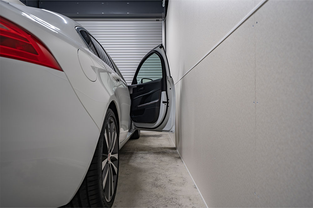 Aタイプのガレージに駐車したジャガー_XE